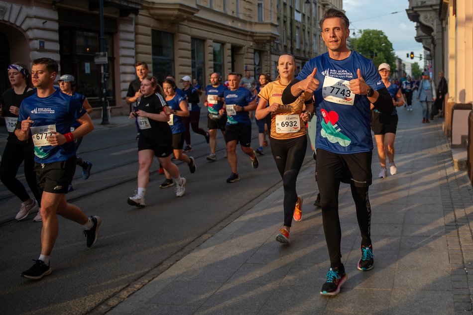 Łódź. Bieg Ulicą Piotrkowską Rossmann Run 2025 wystartował! Walka o życiowe rekordy