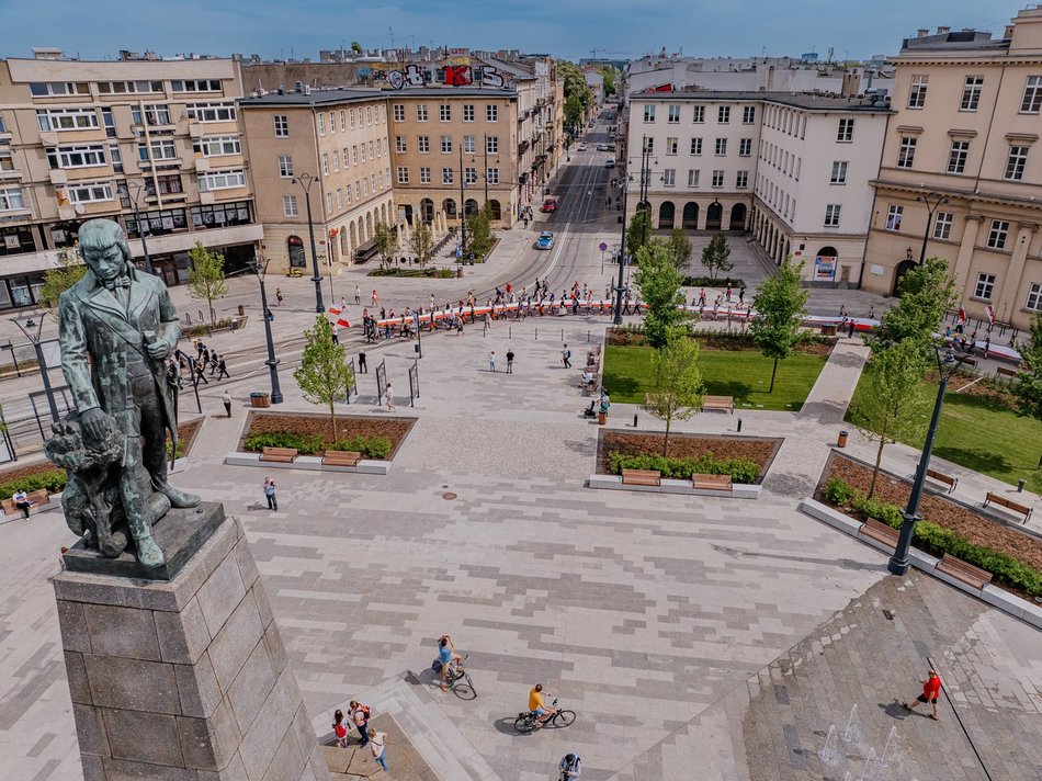 Parada z flagą Polski w Łodzi