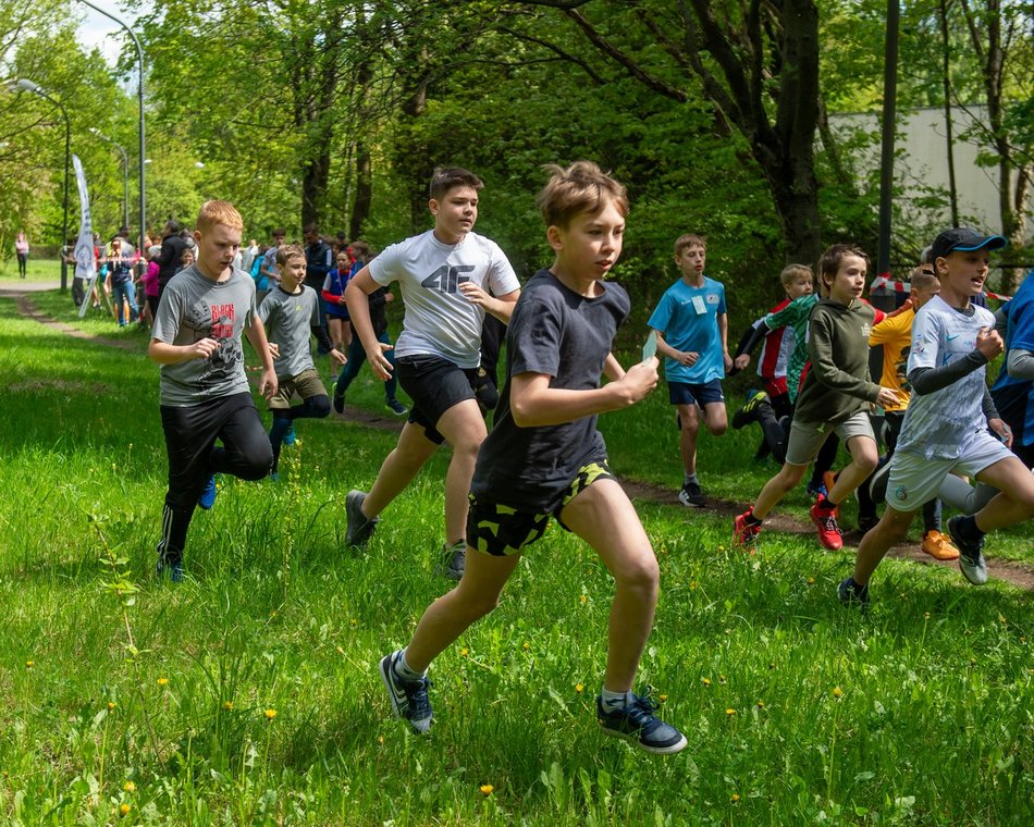 Łódź. XVII Bieg Olimpijczyków w parku Baden-Powella. Rywalizowali uczniowie szkół w Łodzi