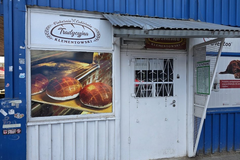 Łódź. Co kupisz w niebieskim pawilonie na Retkini? Szewc, pub, 1001 drobiazgów, zegarmistrz i więcej