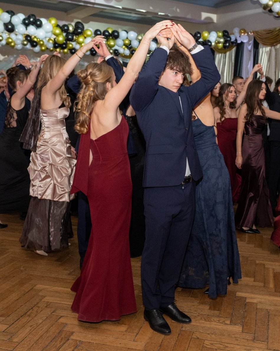 Łódź. Studniówka XXVI LO w Łodzi. Ależ oni zatańczyli... i jak pięknie wyglądali!