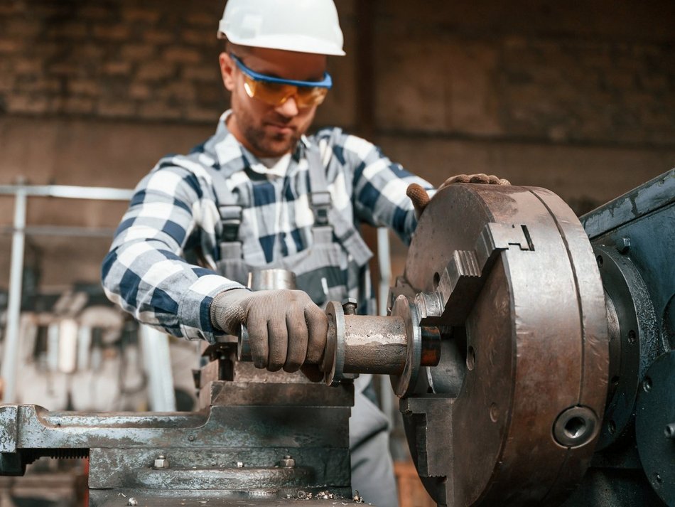 Łódź. Pracownik przy tokarce
