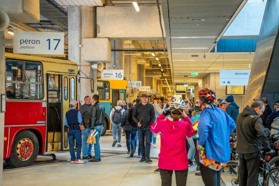 Wielka parada autobusów przejechała ulicami Łodzi