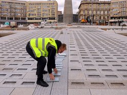 montaż kostek na placu