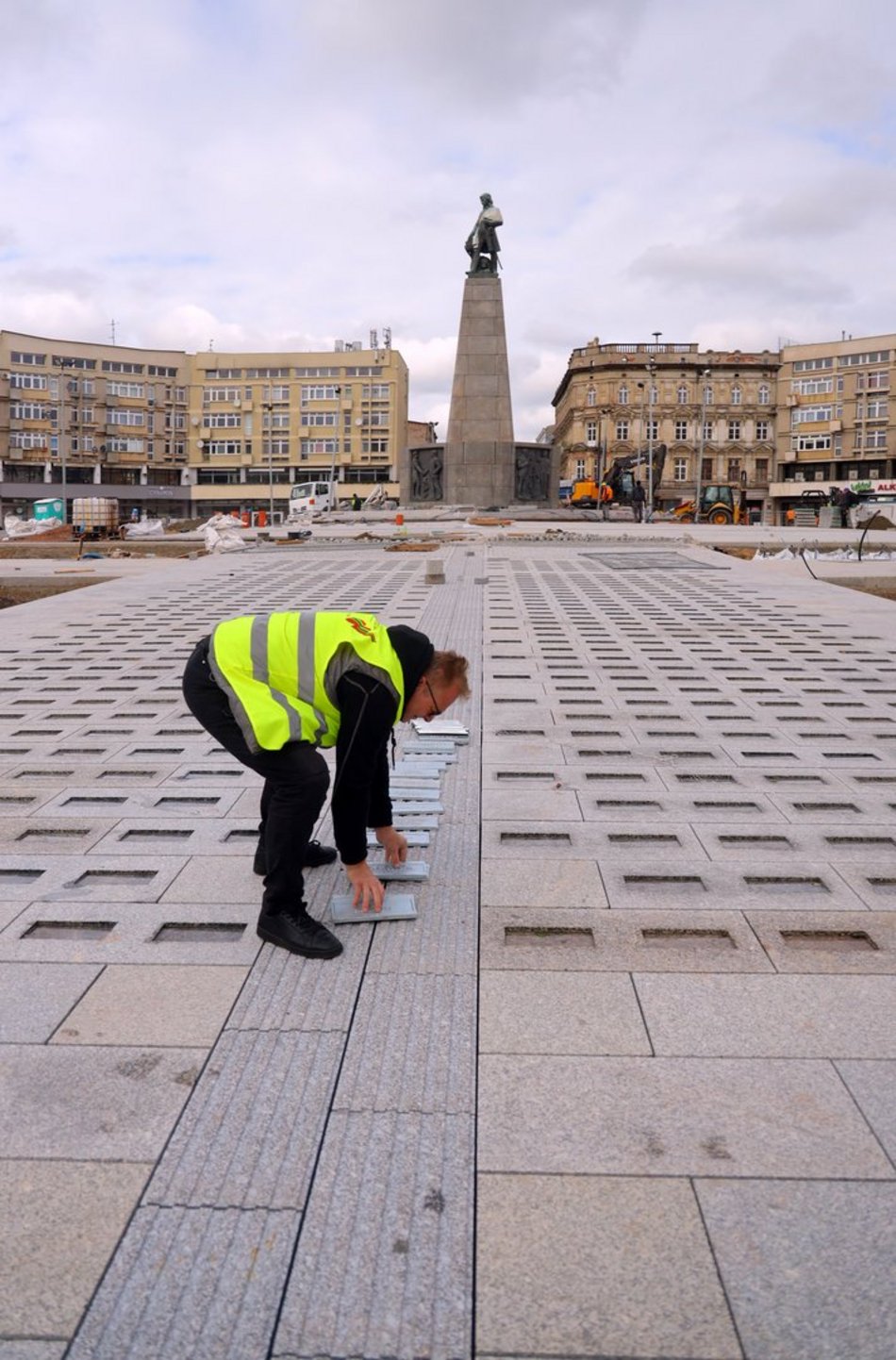 montaż kostek na placu