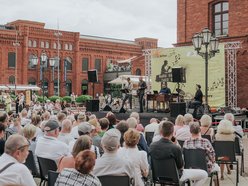 Łódź. Manu Summer Jazz Sundays w Łodzi. Kajetan Galas wystąpił na Rynku Włókniarek