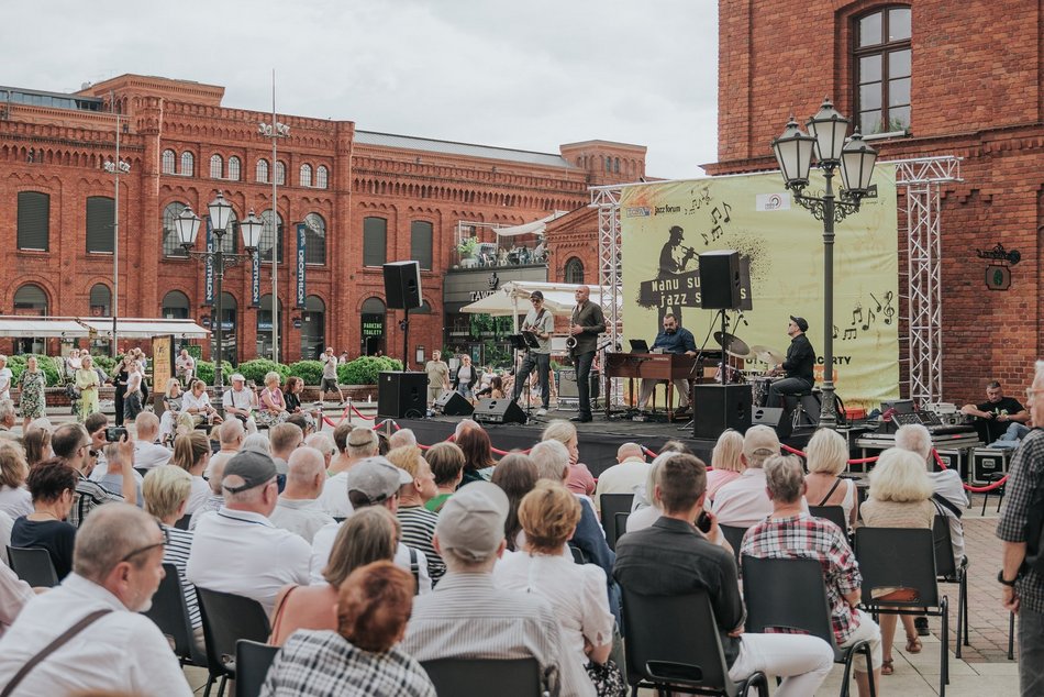 Łódź. Manu Summer Jazz Sundays w Łodzi. Kajetan Galas wystąpił na Rynku Włókniarek