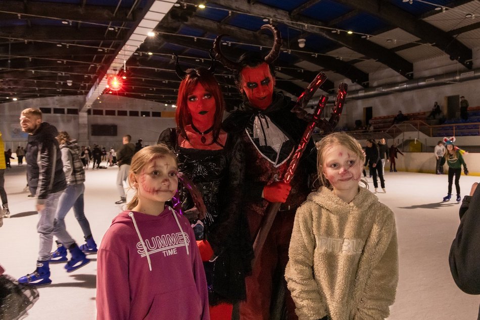Łódź. Halloween na lodowisku Bombonierka w Łodzi. Królestwo duchów i zjaw na lodzie