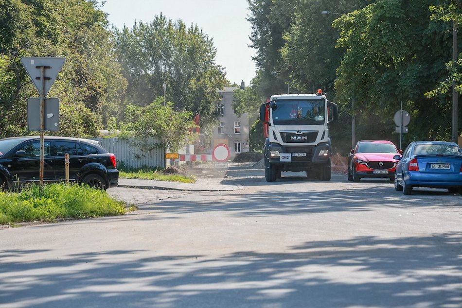 Łódź. Remont Organizacji WiN w Łodzi. Po pierwszych rozbiórkach czas na prace brukarskie