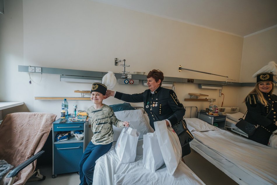 Łódź. Tradycja podtrzymana! Górnicy z Bełchatowa oddali krew i odwiedzili dzieci w Szpitalu Matki Polki w Łodzi