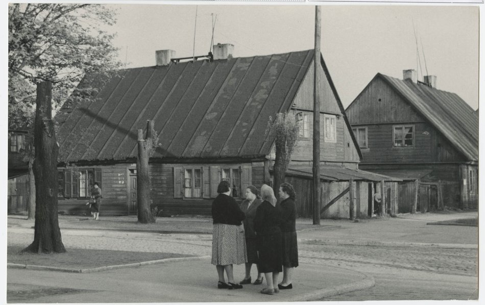 Fotografia przedstawia drewniane domy na Widzewie