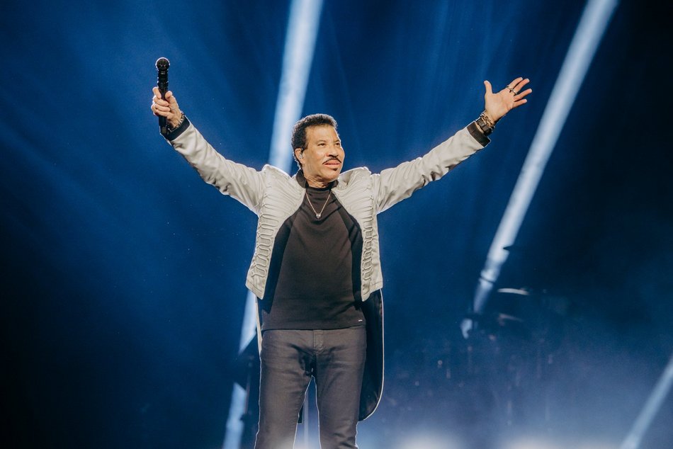 Łódź. Lionel Richie w Łodzi. Ponadczasowe hity porwały publiczność w Atlas Arenie