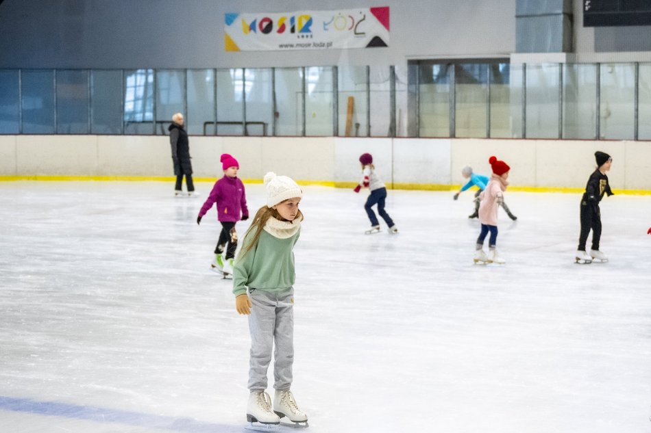Łódź. Sezon na łyżwy w Łodzi trwa w najlepsze. Miejskie lodowiska MOSiR czekają na odwiedzających