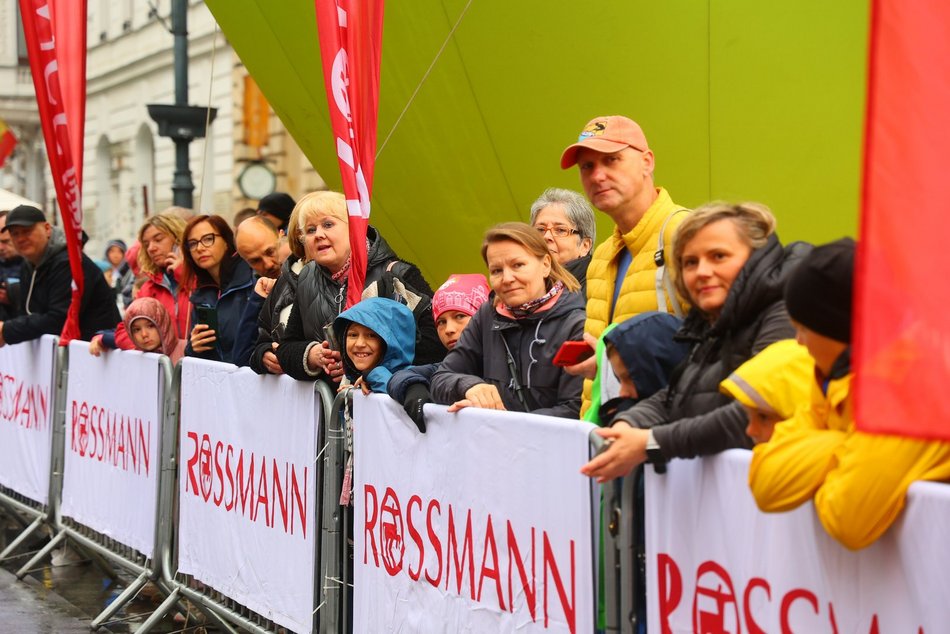 Mini Bieg Ulicą Piotrkowską w Łodzi w deszczu. To nie zepsuło jednak imprezy