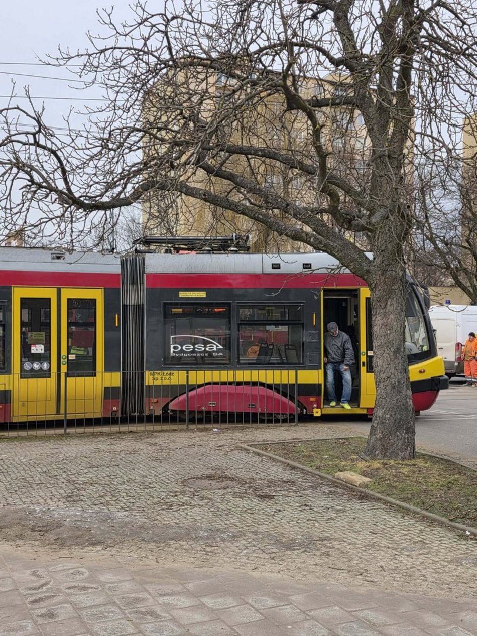 Łódź. Zderzenie tramwaju MPK Łódź z samochodem