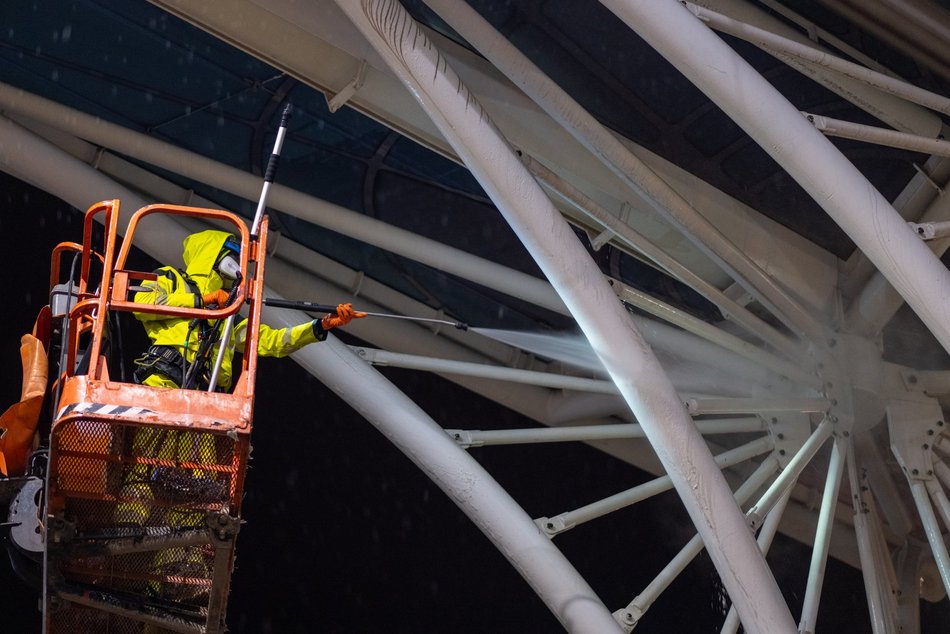 Wielkie sprzątanie Stajni Jednorożców. Przystanek umyty po sam dach!