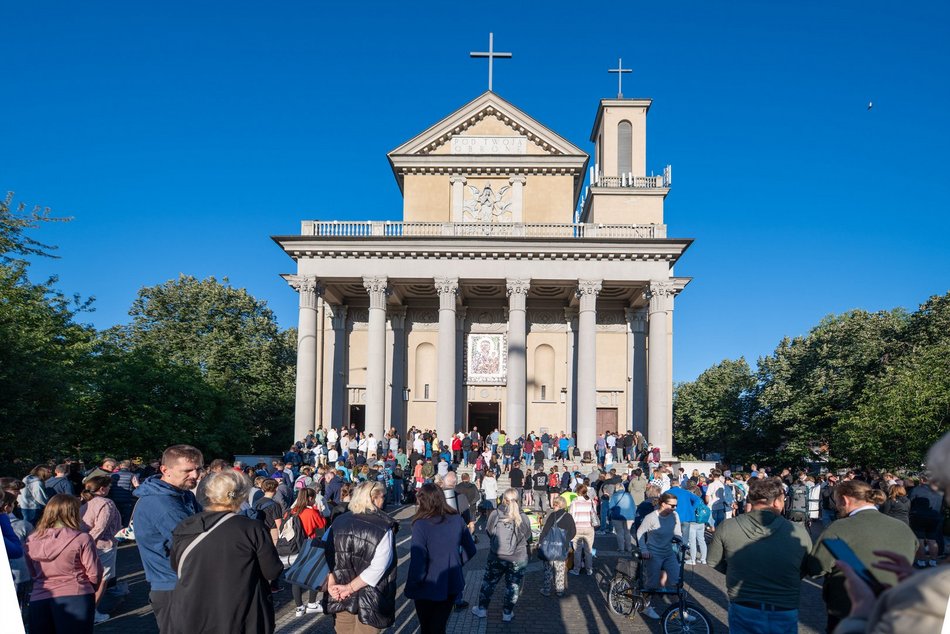Łódź. Ruszyła 100. Piesza Pielgrzymka Łódzka na Jasną Górę. Maszeruje ponad 200 pątników!