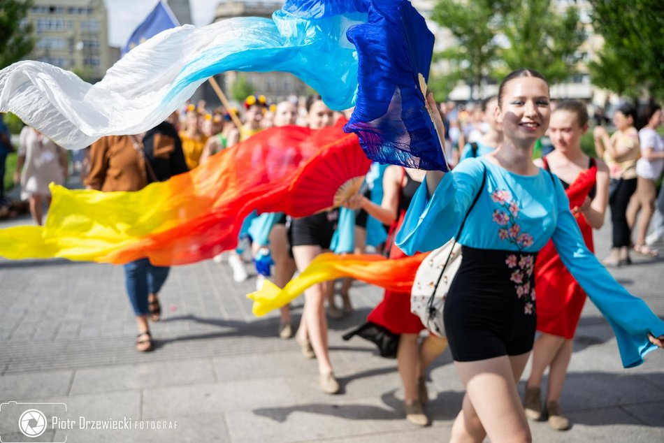 Feria barw przy Piotrkowskiej. Kolorowy pochód rozpoczął 15. edycję Folkowych Inspiracji