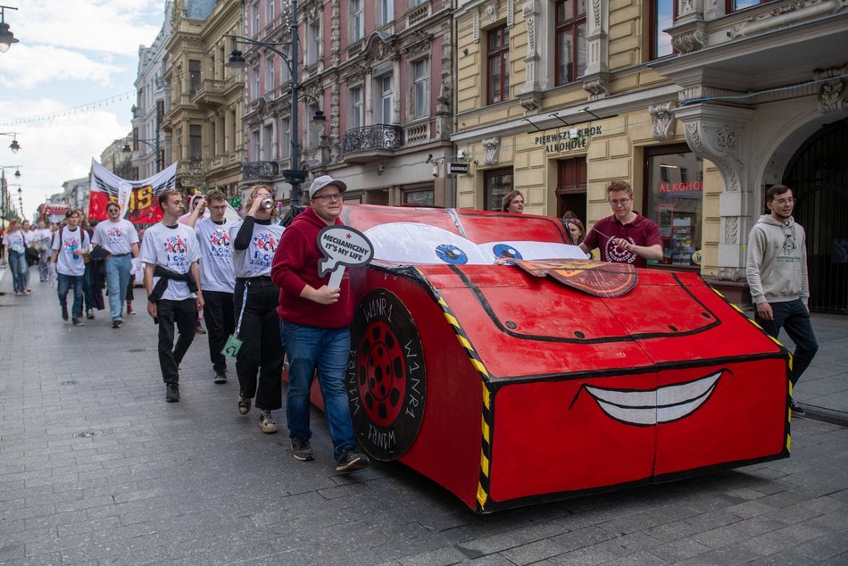 Łódź. Juwenalia 2025 w Łodzi. Kolorowy pochód studentów przeszedł Piotrkowską!