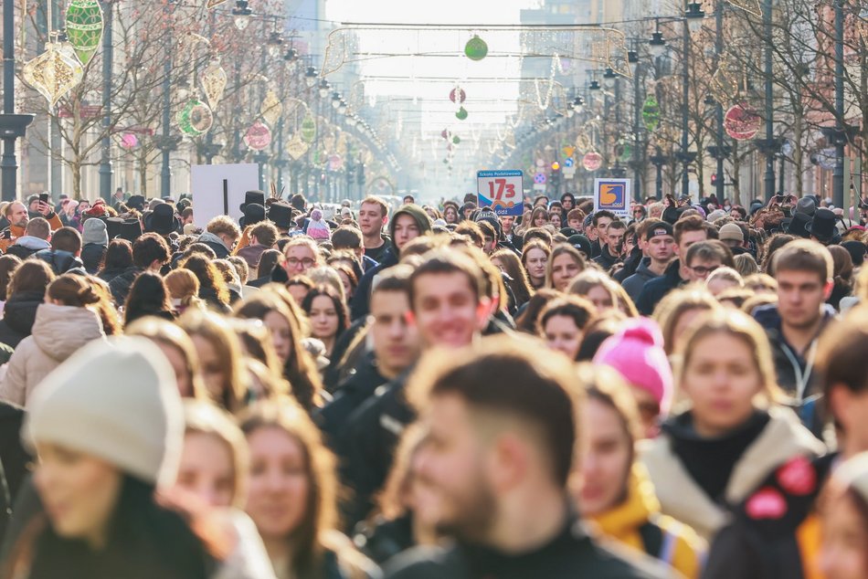 Łódź. Polonez dla Łodzi. Tłumy maturzystów zatańczyły na Piotrkowskiej. Razem z nimi łodzianie!
