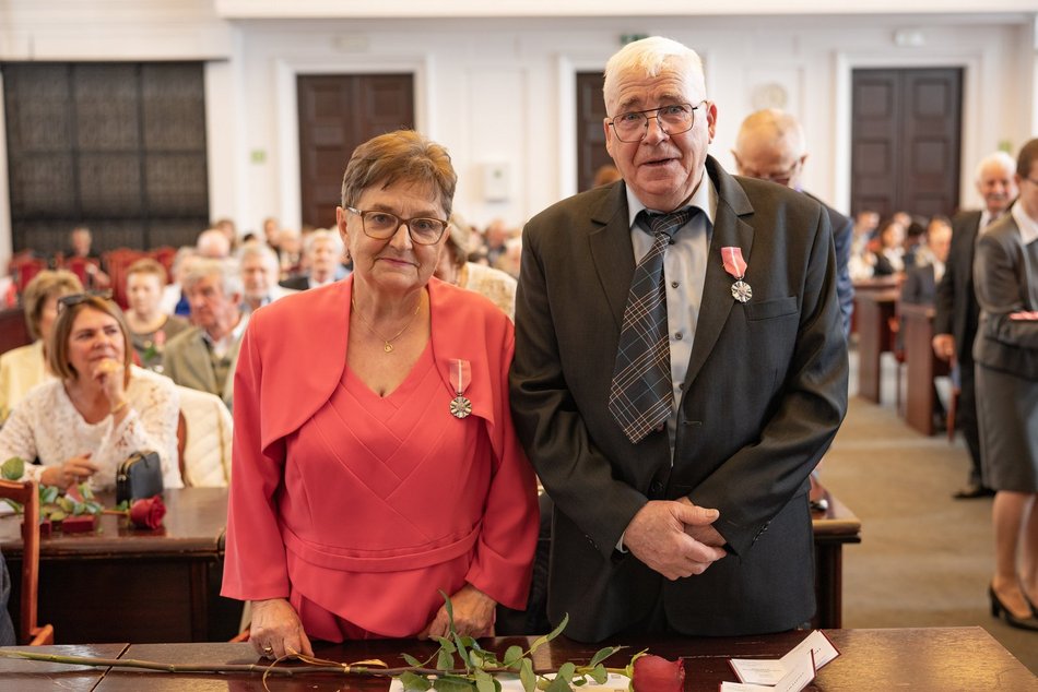 Łódź. Medale za długoletnie pożycie małżeńskie. Rekordziści świętują 63-lecie!