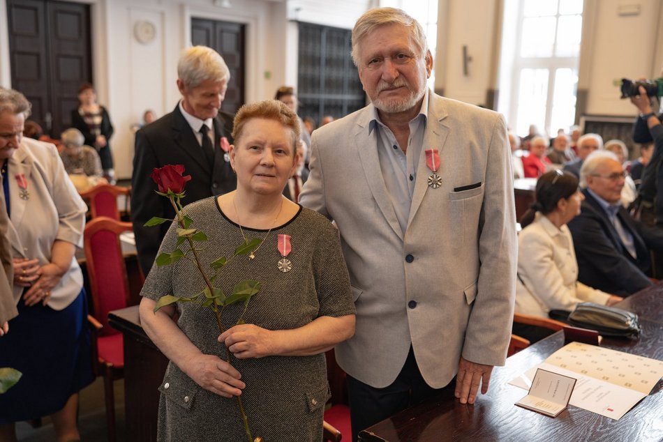 Łódź. Medale za długoletnie pożycie małżeńskie. Rekordziści świętują 63-lecie!