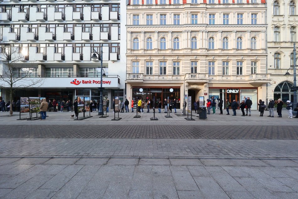 Tłusty czwartek w Łodzi. Gigantyczne kolejki w cukierniach i piekarniach po pączki
