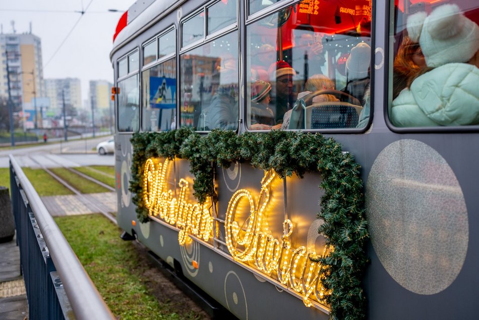 Łódź. Mikołajkowy tramwaj MPK Łódź już pędzi po mieście! Zobacz, jak się prezentuje