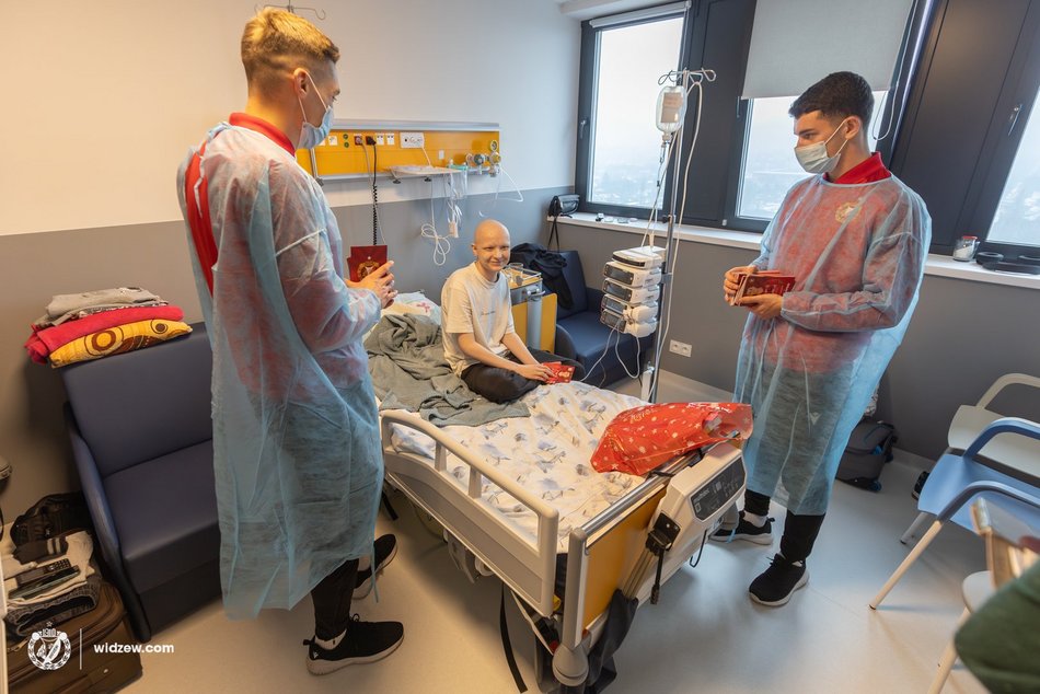 Łódź. Wsparcie w najważniejszym meczu. Piłkarze Widzewa Łódź z wizytą u chorych dzieci