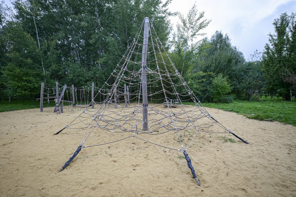 Odkryj nowy plac zabaw na Złotnie w Łodzi. Powstał w stylu naturalnych bawialni