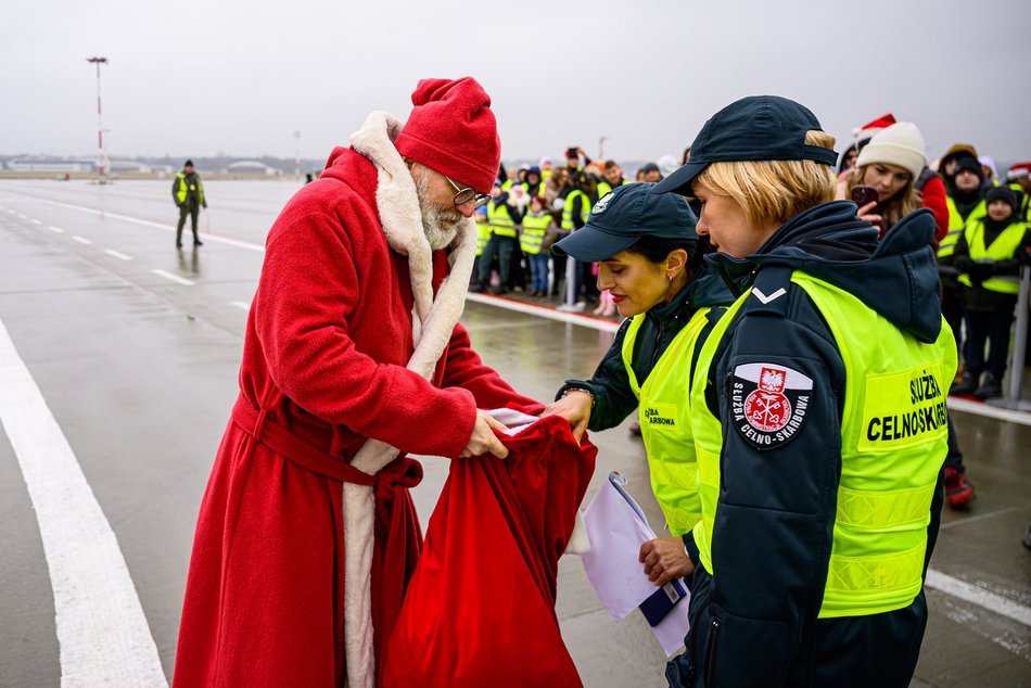 Mikołaj przyleciał helikopterem na lotnisko w Łodzi