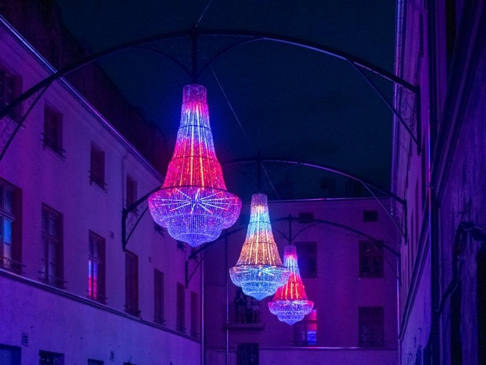 Żyrandole w podwórku przy ul. Piotrkowskiej 118