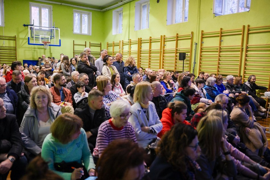 Łódź. Kolej Dużych Prędkości w Łodzi. Tłumy mieszkańców Starego Polesia na spotkaniu z wykonawcami