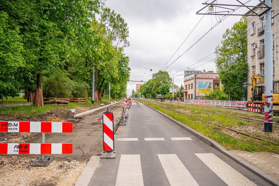 Łódź. Remont Pabianickiej nie zwalnia tempa. Nowe krawężniki, chodnik i nawierzchnia