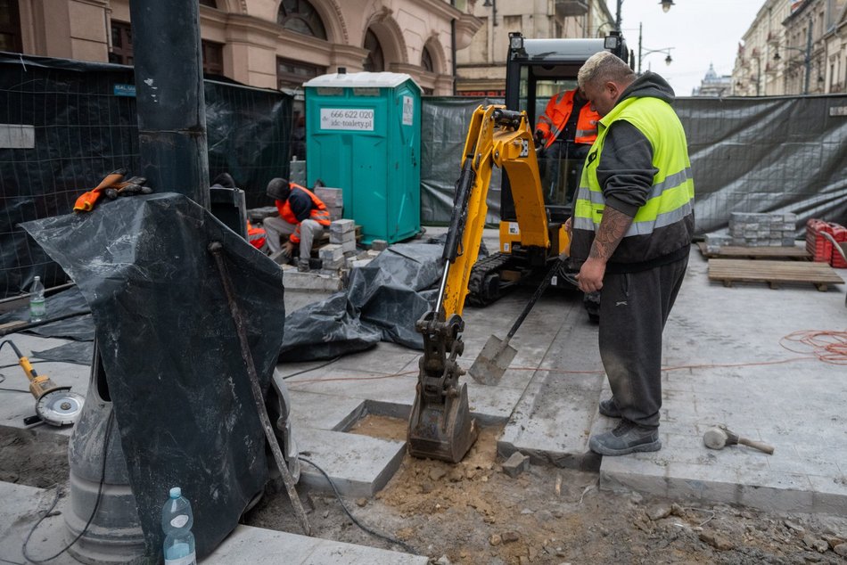Łódź. Ruszył montaż słupków na Piotrkowskiej