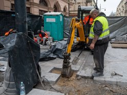 Łódź. Ruszył montaż słupków na Piotrkowskiej