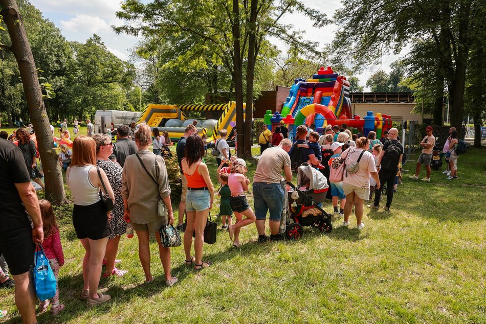 Łódź. Dzień Dziecka w parku na Młynku w Łodzi. Dmuchańce, alpaki i skutery wodne