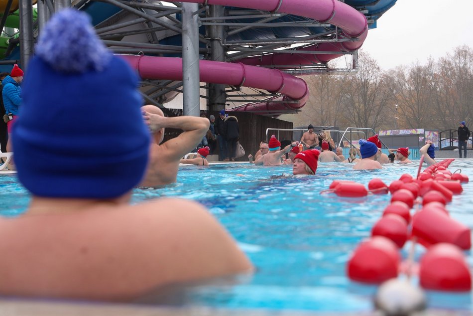 Pierwsze w tym sezonie morsowanie w Aquaparku Fala w Łodzi