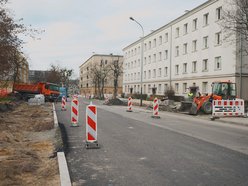 Łódź. Drogowcy ułożyli już nową nawierzchnię jezdni na Lutomierskiej