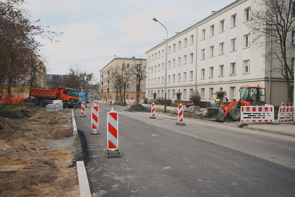 Łódź. Drogowcy ułożyli już nową nawierzchnię jezdni na Lutomierskiej