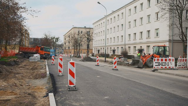 Remont Lutomierskiej w Łodzi. Drogowcy ułożyli już nową nawierzchnię jezdni [ZDJĘCIA]
