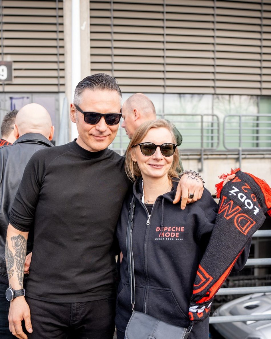 Fani Depeche Mode czekają na koncert przez Atlas Areną w Łodzi