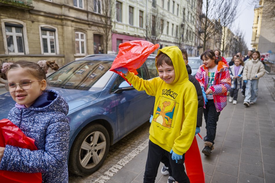 Uczniowie Szkoły Podstawowej nr 70 sprzątają Łódź