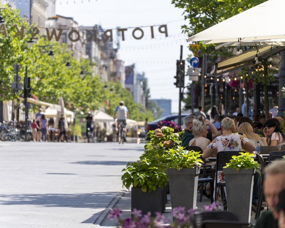 ludzie w centrum miasta