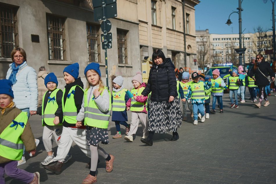 Łódź. Światowy Dzień Autyzmu. Przedszkolaki przemaszerowały Piotrkowską!