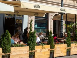 Łódź. Tłumy łodzian w ogródkach na Piotrkowskiej. Tam już czuć majówkę! [ZDJĘCIA]