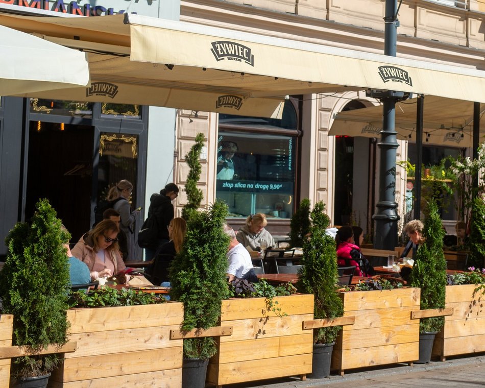 Łódź. Tłumy łodzian w ogródkach na Piotrkowskiej. Tam już czuć majówkę! [ZDJĘCIA]