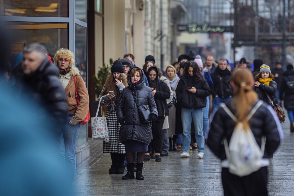 Łódź. Kolejka po pączki