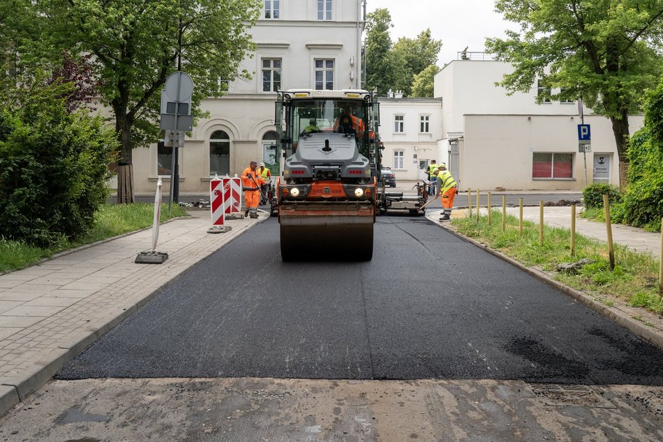 Remont Brzeźnej dobiega końca. Wylali już nowy asfalt
