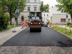 Remont Brzeźnej dobiega końca. Wylali już nowy asfalt